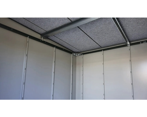 Innenansicht eines Gerätehauses mit Metalldach und Wandverkleidung