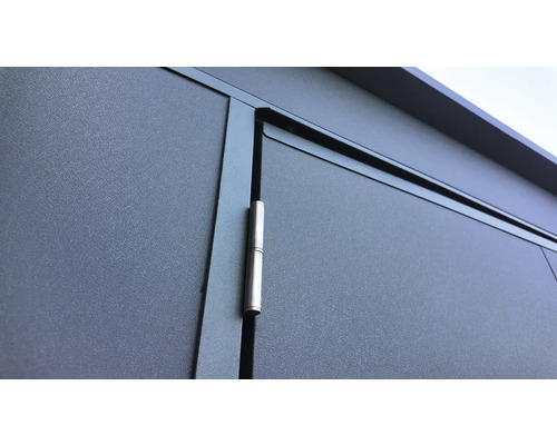 Nahaufnahme einer Tür mit silberfarbenem Scharnier