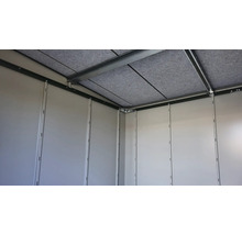 Innenansicht eines Gartenhauses mit Filz an der Decke und Metallrahmen