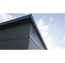 Detailansicht einer Gerätehaus-Ecke mit Belüftung