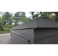 Detailansicht einer Aufbewahrungsbox aus Metall für den Außenbereich