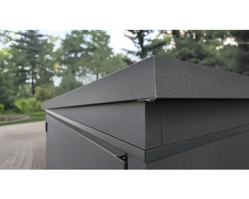 Detailansicht einer Aufbewahrungsbox aus Metall für den Außenbereich