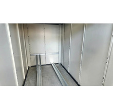 Innenansicht eines Lagerschranks mit Metallelementen für die Regalbödenmontage.