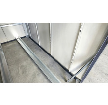 Innenansicht eines Metallgerätehauses mit Regalsystem