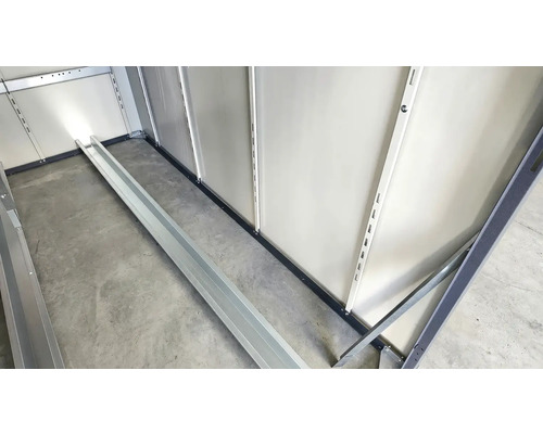 Innenansicht eines Metallgerätehauses mit Regalsystem