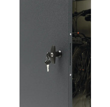 Nahaufnahme einer abschließbaren Fahrradbox mit Schlüssel