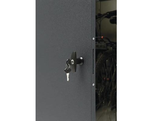 Nahaufnahme einer abschließbaren Fahrradbox mit Schlüssel