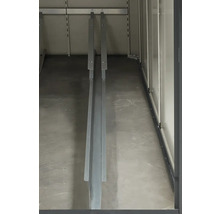 Innenraum eines Schranks mit Regalsystem aus Metall