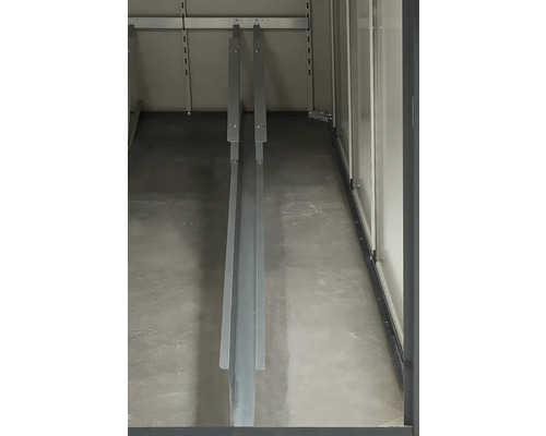 Innenraum eines Schranks mit Regalsystem aus Metall