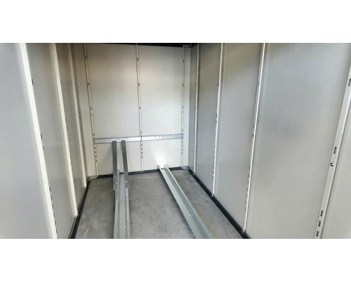 Innenansicht eines Lagerschranks mit Regalschienen