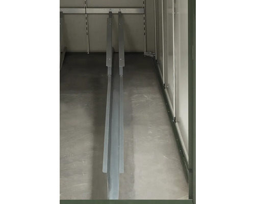 Innenansicht eines leeren Metallschranks mit Schienen