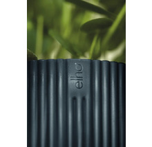 Detailansicht eines Blumentopfs mit Elho Logo und gerippter Textur.