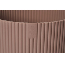 Detailansicht eines gerippten Pflanzgefäßes