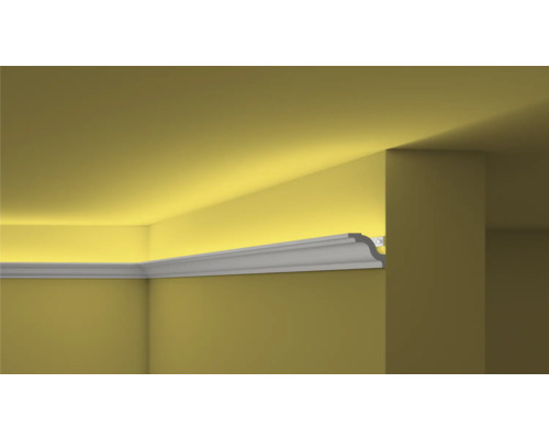 Raumecke mit angebrachter, stuckartiger Zierleiste zur indirekten Beleuchtung