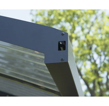 Detailansicht einer Terrassenüberdachung mit Schrauben und Aussparung