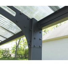 Detailansicht eines Pavillons mit Metallrahmen und transparentem Dach