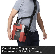 Mann trägt einen Einhell Akku-Nass-Trockensauger mit Tragegurt