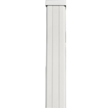 Weißer Zaunpfosten mit Pfostenkappe.