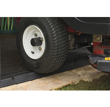 Detailaufnahme eines Rasentraktorreifens mit Profil