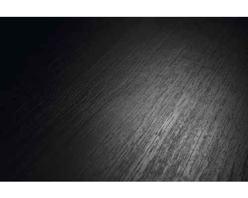 Dunkle strukturierte Oberfläche in Holzoptik, Nahaufnahme einer Laminatdiele oder eines Bodenbelags.