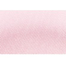 Nahaufnahme eines rosafarbenen Textilgewebes mit feiner Webstruktur