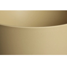 Detailansicht der matten, strukturierten Oberfläche und der abgerundeten Kante eines Pflanzgefäßes.