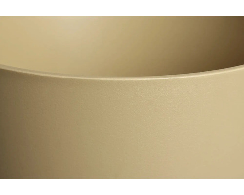 Detailansicht der matten, strukturierten Oberfläche und der abgerundeten Kante eines Pflanzgefäßes.