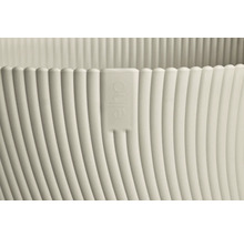 Detailansicht eines geriffelten Pflanzgefäßes mit Elho Logo.