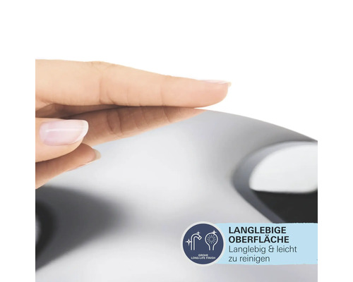 Grohe Long-Life Finish langlebige und leicht zu reinigende Oberfläche einer Armatur Hand spiegelt sich auf der glänzenden Chromoberfläche