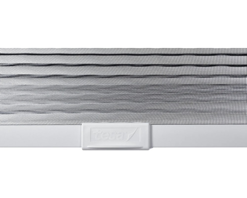 tesa Insektenschutz Plissee mit tesa Logo auf der Schiene.