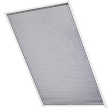 Insektenschutz-Plissee für Fenster mit weißem Rahmen und feinmaschigem Gewebe.