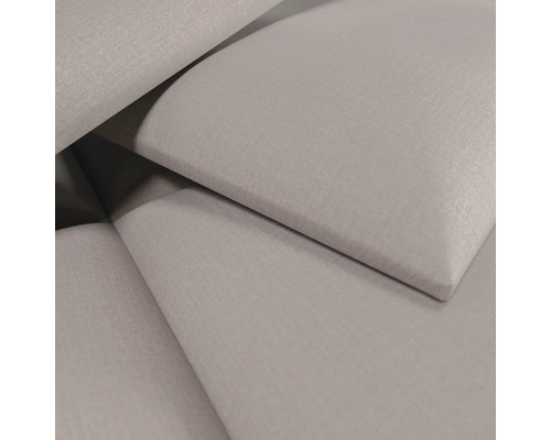 Detailansicht von gepolsterten Wandpaneelen mit Stoffoberfläche und sichtbarer Webstruktur in quadratischer Form.