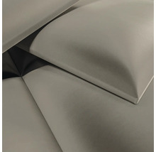 Nahaufnahme von gepolsterten Wandpaneelen mit weicher Stoffoberfläche und abgerundeten Kanten.