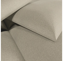 Nahaufnahme von gepolsterten Wandpaneelen mit einer strukturierten Stoffoberfläche.