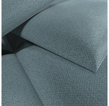 Detailaufnahme eines strukturierten Polsterstoffs aus Webstoff auf Möbelkissen.