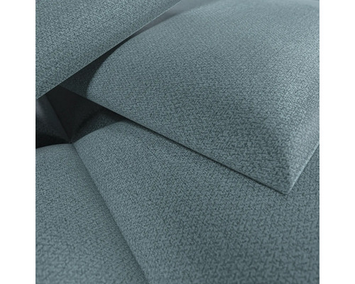 Detailaufnahme eines strukturierten Polsterstoffs aus Webstoff auf Möbelkissen.