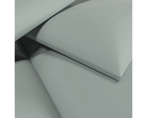 Nahaufnahme von gefalteter Bettwäsche aus glattem Material in Salbeigrün.