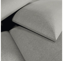 Nahaufnahme eines Akustikpaneels mit facettierter Oberfläche aus Filz zur Schalldämmung.