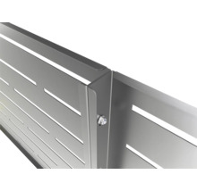 Detail einer stabilen Metallpaneel Verbindung mit Schraubverbindung und Schlitzen.