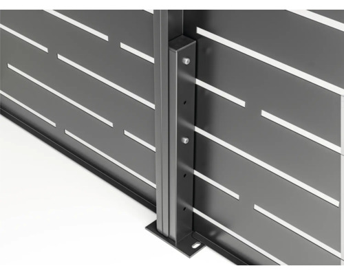 Zaunpfosten aus Metall in Anthrazit mit Bodenplatte und horizontalen Sichtschutzlamellen.