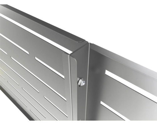 Detail einer stabilen Metallpaneel Verbindung mit Schraubverbindung und Schlitzen.