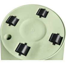 Unterseite eines runden Pflanzkübels aus Kunststoff mit vier integrierten schwarzen Rollen.