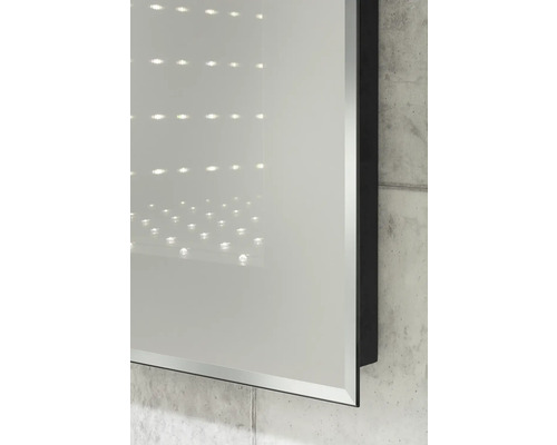 Wandspiegel mit Infinity-LED-Lichteffekt und schwarzem Rahmen.