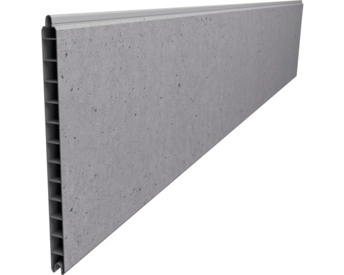Zaunlamelle aus Holz-Kunststoff-Verbundwerkstoff in grauer Betonoptik mit Hohlkammerprofil und Nut-Feder-System.