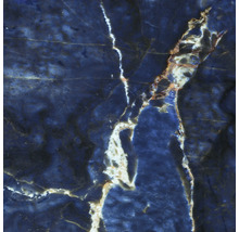 Nahaufnahme einer Fliese in blauer Marmoroptik mit weißen und goldfarbenen Adern.