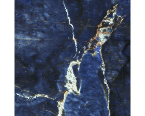 Nahaufnahme einer Fliese in blauer Marmoroptik mit weißen und goldfarbenen Adern.