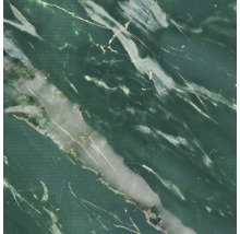 Nahaufnahme einer Oberfläche in dunkelgrüner Marmoroptik mit weißen und goldenen Adern.