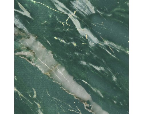 Nahaufnahme einer Oberfläche in dunkelgrüner Marmoroptik mit weißen und goldenen Adern.