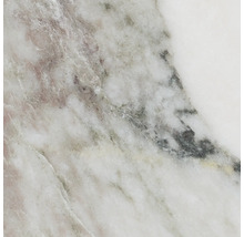 Nahaufnahme einer marmorierten Naturstein-Oberfläche mit Maserung.