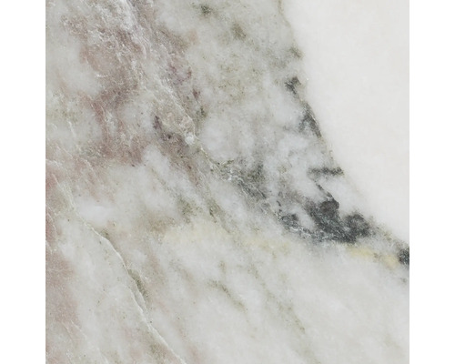 Nahaufnahme einer marmorierten Naturstein-Oberfläche mit Maserung.